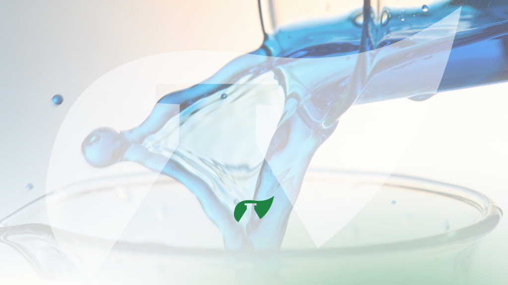 Hipoclorito de sódio sendo utilizado em laboratório para tratamento de água