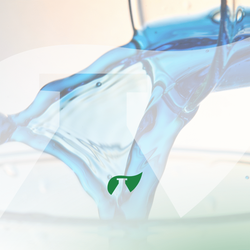 Hipoclorito de sódio sendo utilizado em laboratório para tratamento de água